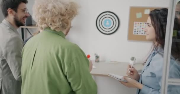 Joyful Mannelijke Werknemer Speelt Darts Doen High Five Met Opgewonden — Stockvideo