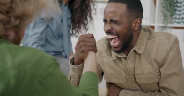 Emotionales Armdrücken Eines Afroamerikaners Mit Einem Amtskollegen Der Den Sieg — Stockvideo