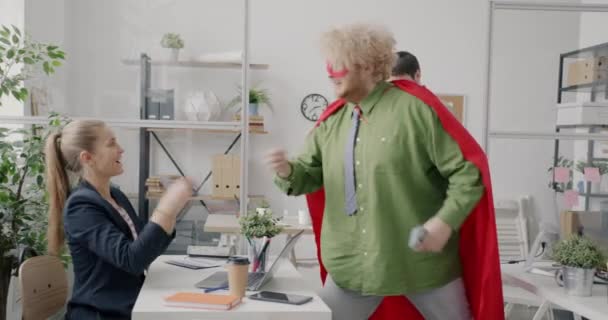 Zabawny Facet Czerwonej Pelerynie Masce Daje Pieniądze Pracownikom Biurze Podczas — Wideo stockowe