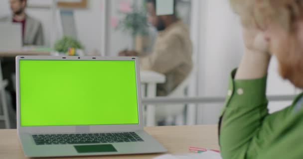 Primer Plano Computadora Portátil Pantalla Verde Llave Del Croma Escritorio — Vídeos de Stock
