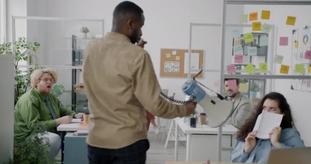 Hoparlörlü Afrikalı Amerikalı Adam Modern Odada Çalışanlar Masalarında Çalışırken Ofis — Stok video