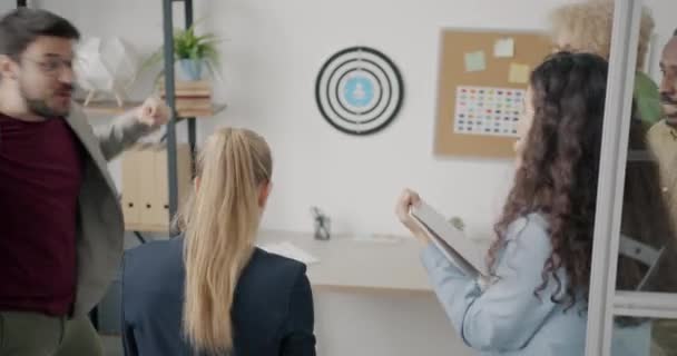 Excited Businesswoman Playing Darts Workplace Relaxing Laughing Carefree Colleagues Modern — Stock Video