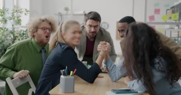 Junge Frauen Haben Spaß Beim Armdrücken Büro Und Lachen Während — Stockvideo