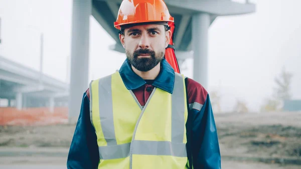 Porträt Eines Seriösen Vermessungsingenieurs Uniform Der Baugebiet Steht Mit Theodolit — Stockfoto