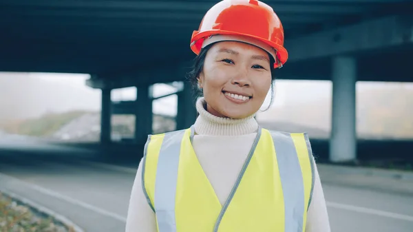 Asiatico Frontwoman Indossare Gilet Casco Piedi Fuori Cantiere Sorridente Godendo — Foto Stock