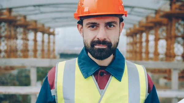 Retrato Trabalhador Construção Confiante Vestindo Uniforme Segurança Área Construção Olhando — Fotografia de Stock