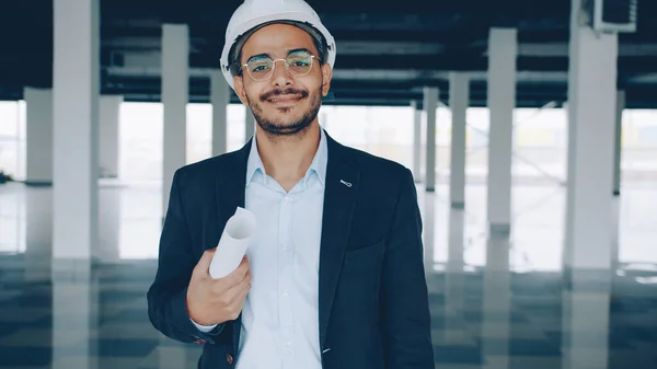 Retrato Del Alegre Arquitecto Árabe Sosteniendo Plano Usando Casco Pie — Foto de Stock