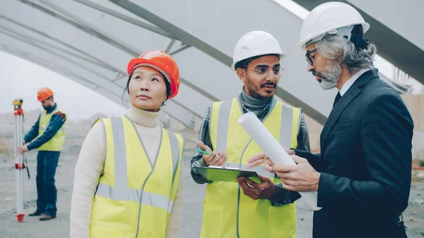 Grupo Multirracial Trabajadores Está Hablando Con Inspector Construcción Sobre Los — Foto de Stock