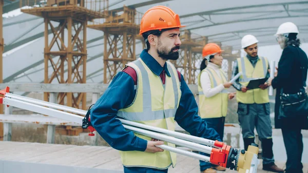 Seitenansicht Des Geodäsie Spezialisten Der Werktagen Uniform Baustellenbereich Unterwegs Ist — Stockfoto