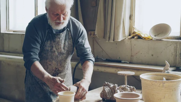 Tapasztalt Hímivarú Fazekas Keverés Dagasztás Clay Átlagból Dolgozva Kis Hangulatos — Stock Fotó