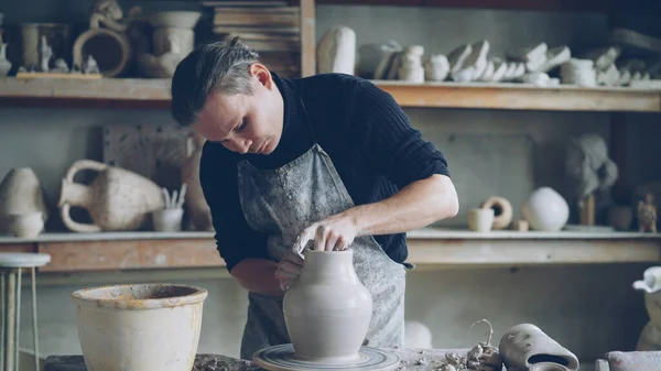 Céramiste Masculin Expérimenté Forme Vase Céramique Partir Argile Sur Roue — Photo