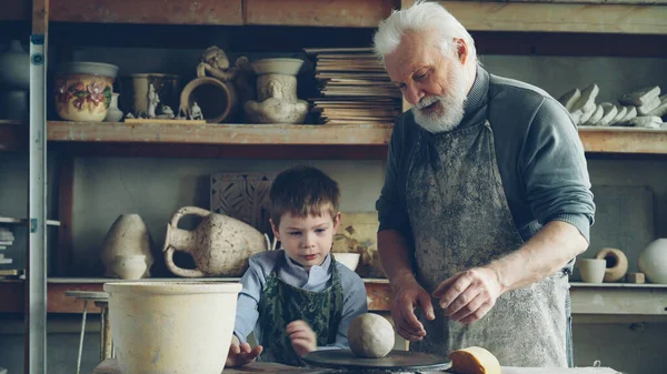 Grand Père Aux Cheveux Argentés Enseigne Jeune Petit Fils Mignon — Photo