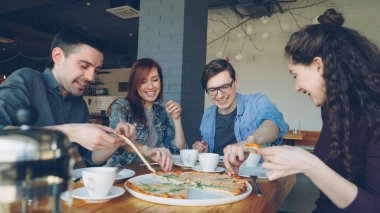 Kızlar ve çocuklar en iyi arkadaş sohbet ve dilim üzerinden büyük tabak büyük lezzetli pizza alarak mutlu. Dostluk, millennials, iletişim ve pizzahouse kavramı.