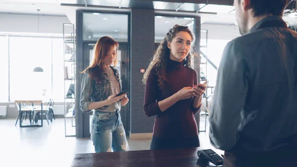 Busy Work Day Cozy Coffeehouse Customers Standing Counter Buying Coffee — Stock Photo, Image