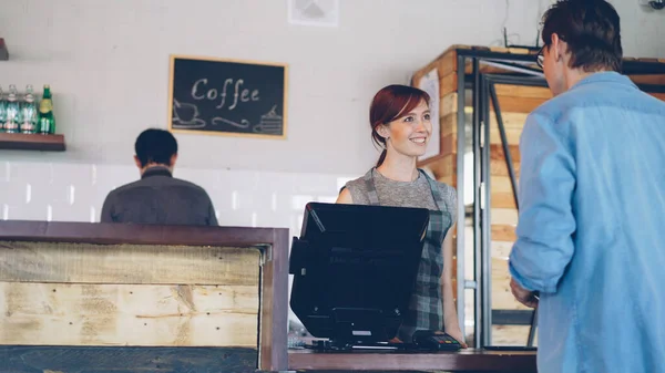Ocupado Dia Trabalho Aconchegante Café Com Cliente Balcão Comprar Café — Fotografia de Stock