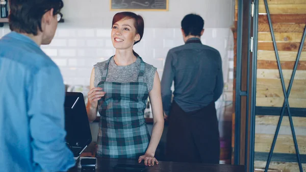 Female Employee Coffeehouse Talking Customer Selling Takeaway Coffee Counter Modern — Stock Photo, Image