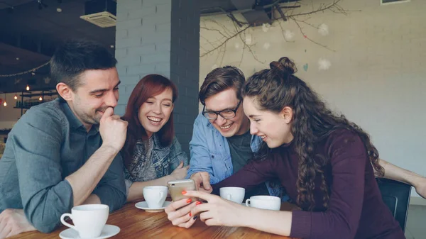 Jonge Gelukkige Mensen Kijken Smartphone Scherm Foto Bespreken Lachen Tijdens — Stockfoto