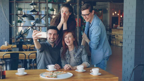 Los Jóvenes Emocionalmente Atractivos Están Tomando Selfie Con Teléfono Inteligente —  Fotos de Stock