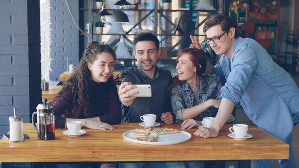 Joven Barbudo Está Haciendo Una Videollamada Desde Pizzería Junto Con — Foto de Stock