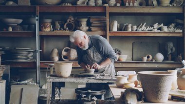 Deneyimli erkek Fransız mutfak eşyaları Clay atölye potters direksiyona yaratıyor. Eathenware, el yapımı mutfak eşyaları, profesyonel seramik konsept üretimi.