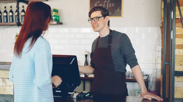 Amigável Barista Bonito Jovem Está Vendendo Café Takeout Para Mulher — Fotografia de Stock