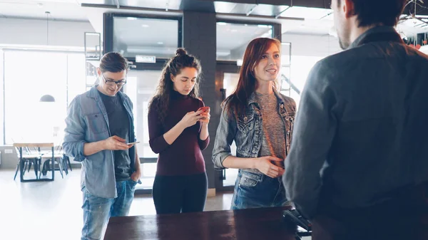 Cola Jóvenes Alegres Pie Cafetería Por Mañana Compra Bebidas Para — Foto de Stock