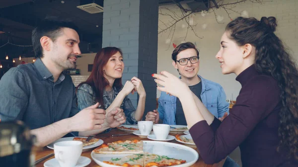 Amigos Cercanos Están Compartiendo Historias Divertidas Haciendo Gestos Riéndose Mientras — Foto de Stock