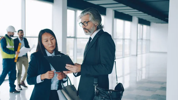 Mujer Negocios Asiática Hablando Con Pareja Estudiando Papeles Pie Interiores — Foto de Stock