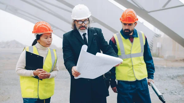 Arquitecto Está Hablando Con Los Trabajadores Construcción Que Muestran Plan — Foto de Stock
