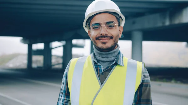 Cara Árabe Alegre Vestindo Uniforme Construção Está Área Construção Urbana — Fotografia de Stock