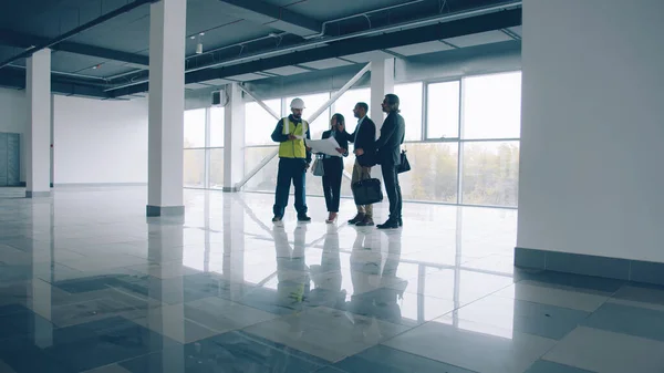 Équipe Affaires Parlent Regardent Autour Bâtiment Moderne Mur Verre Debout — Photo