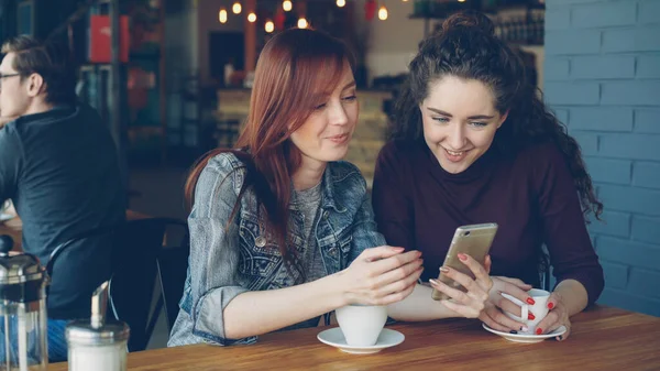 Mooie Jonge Meisje Met Behulp Van Smartphone Interessante Foto Tonen — Stockfoto