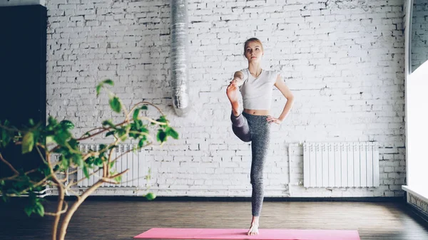 Die Angehende Yoga Studentin Macht Eine Reihe Von Gleichgewichtsübungen Eins — Stockfoto