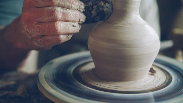 Ouderen Bebaarde Vakman Het Creëren Van Keramische Pot Potters Wiel — Stockfoto
