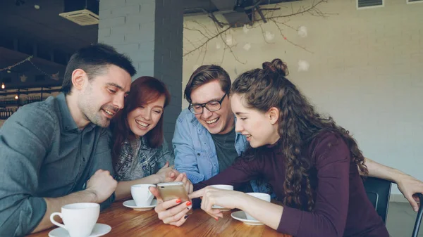 Jonge Gelukkige Mensen Kijken Smartphone Scherm Foto Bespreken Lachen Tijdens — Stockfoto