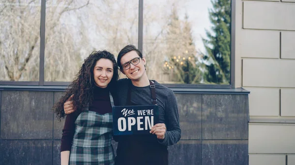 Porträt Eines Glücklichen Ehepaares Geschäftspartner Eröffnen Café Und Halten Wir — Stockfoto