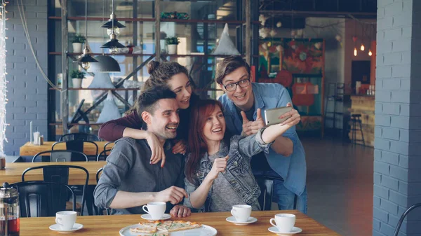 Vrolijke Jongeren Populaire Bloggers Nemen Selfie Poseren Lachen Plezier Het — Stockfoto