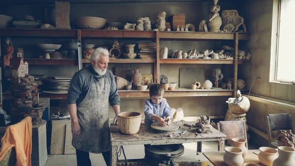 Młody Wnuk Formuje Clayware Swoim Studiu Dziadka Podczas Gdy Jego — Zdjęcie stockowe