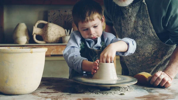 Ciekawy Mały Chłopiec Jest Nauka Ceramiki Dziadka Doświadczonych Małym Domowym — Zdjęcie stockowe