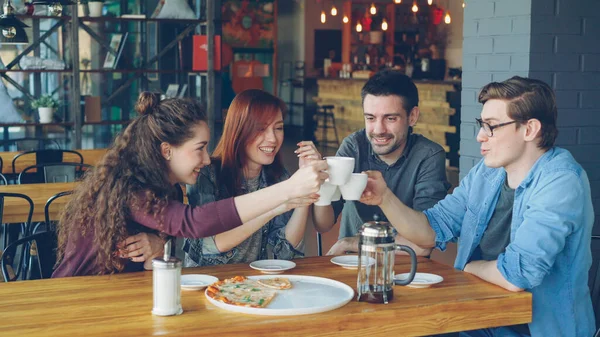 Amigos Felices Están Celebrando Reunión Cafetería Con Bebidas Pizza Tazas —  Fotos de Stock
