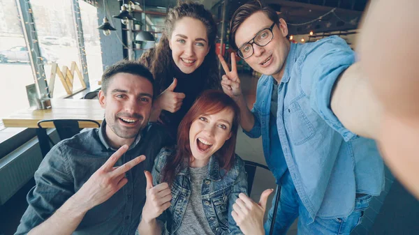 Synvinkel Skott Glada Vänner Tar Selfie Pizzahouse Poserar Och Leende — Stockfoto