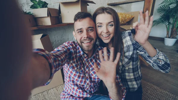 Ponto Vista Tiro Jovens Sorridentes Casal Feliz Gravação Vídeo Sobre — Fotografia de Stock