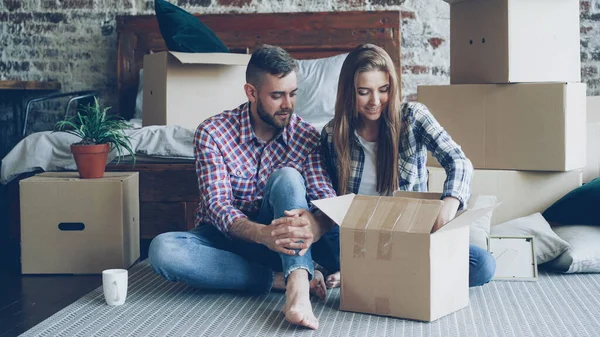 Pareja Joven Excitada Está Desempacando Cosas Abriendo Cajas Tomando Objetos — Foto de Stock