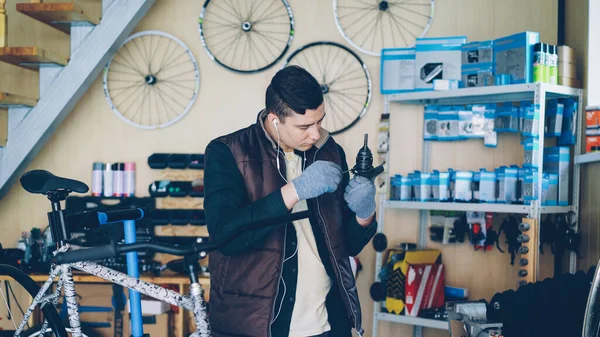 Koncentrált Szerelőt Zsírozás Mechanizmus Javításkor Kerékpár Szép Elfoglalt Műhelyben Fiatal — Stock Fotó