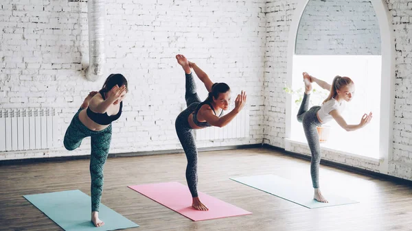Three Pretty Young Ladies Practicing Lord Dance Pose Natarajasana While — Stock Photo, Image