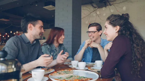 Amici Intimi Condividono Storie Divertenti Gesticolando Ridendo Mentre Pranzano Moderno — Foto Stock