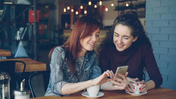 Zwei Junge Hübsche Freundinnen Bedienen Sich Café Des Smartphones Lachen — Stockfoto