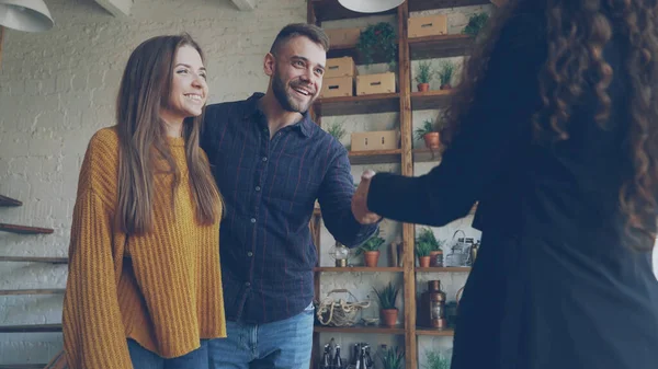 Casal Casal Está Comprando Apartamento Apertando Mãos Com Agente Imobiliário — Fotografia de Stock