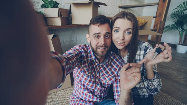 Feliz Jovem Casal Está Fazendo Chamada Vídeo Com Smartphone Após — Fotografia de Stock