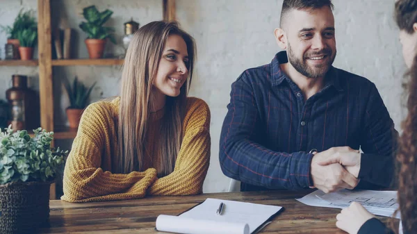 Attraktive Maklerin Verkauft Haus Junges Paar Menschen Unterzeichnen Dokumente Und — Stockfoto